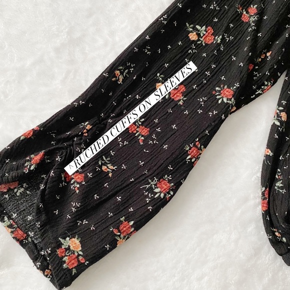 Floral Button Down Cropped Top - Picture 4 of 10